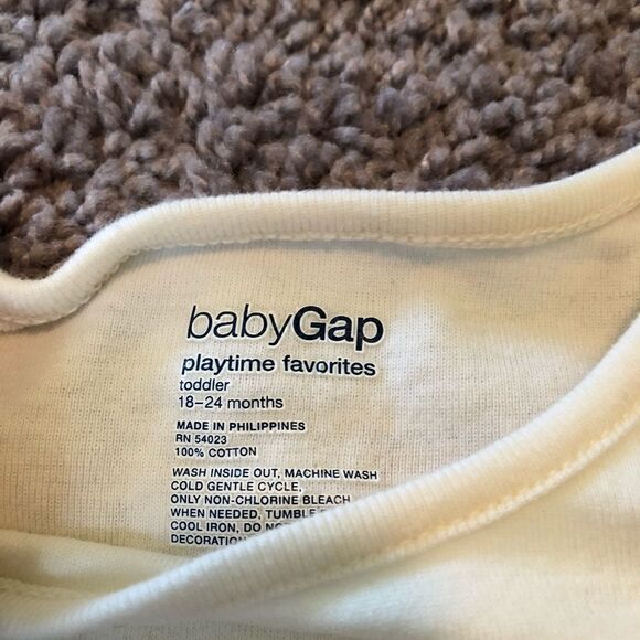 Gap long-sleeve T-shirt 18-24mon EUC - Picture 3 of 3